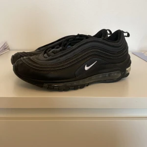 Nike skor - Skorna är använda mycket. Bra skick Lite smutsiga. Det finns ingen box till skon Pris kan diskuteras 