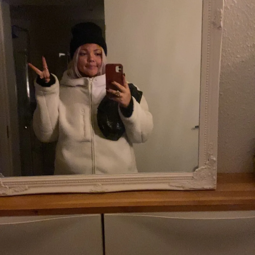 Säljer min skitsnygga teddyjacka men då jag vill ha en beige❣️använd någon gång men ser helt ny ut! Inga fläckar eller defekter❤️ nypris 400❤️. Takit.