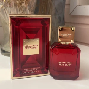 Michael Kors ”sexy ruby” - Säljer denna parfymen från Michael Kors ”Sexy Ruby” 50 ml. En väldigt uppskattad parfym med en varm och sensuell doft. Parfymen är helt oanvänd och skriv för fler bilder❤️