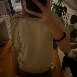 Beige tröja - Säljer denna eftersom jag inte använder den längre. Den är i ett väldigt bra skick💕