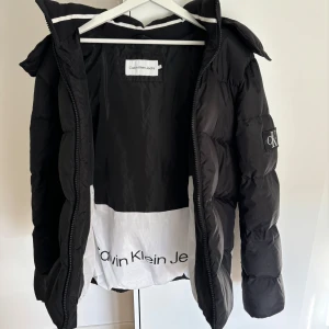 Calvin Klein jacka - Tja säljer just nu min Calvin Klein jacka eftersom jag har köpt en ny, köpte den 2022 men är bara lite använd under vintern. Skick på den är 8/10 pågrund av lite användning. Det är en xxl, men den passar xl utan problem. Ny pris är 2200