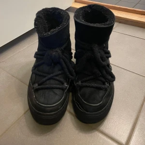 Inuikiis - Snygga svarta inuikiis!!❤️ använda en vintern och en aning slitna där av priset! Men de är supervarma och fungerar, inget som inte går att laga häller! ‼️Priset kan diskuteras vid snabb affär‼️