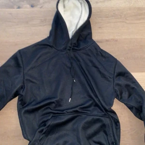 Svart mysig tjocktröja  - Denna tjocka tröja är aldrig använd då den var lite stor för mig. Den är i storlek S men passar även M. Den är extremt mysig med mjukt och fluffigt material innuti. Rekommenderar verkligen nu till vintern eller för en hemma sitter kväll!