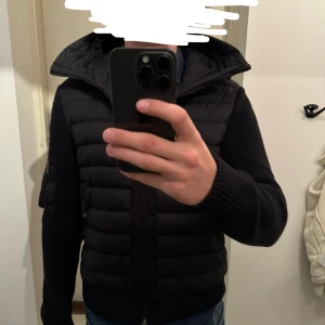Moncler cardigan  - Säljer min moncler cardigan. Köpt i new york i Soho. Skicket är 10/10 inte en minsta skråma. Storleken är 3 dv M/L. Kontakta vid minsta lilla fråga eller fundering.