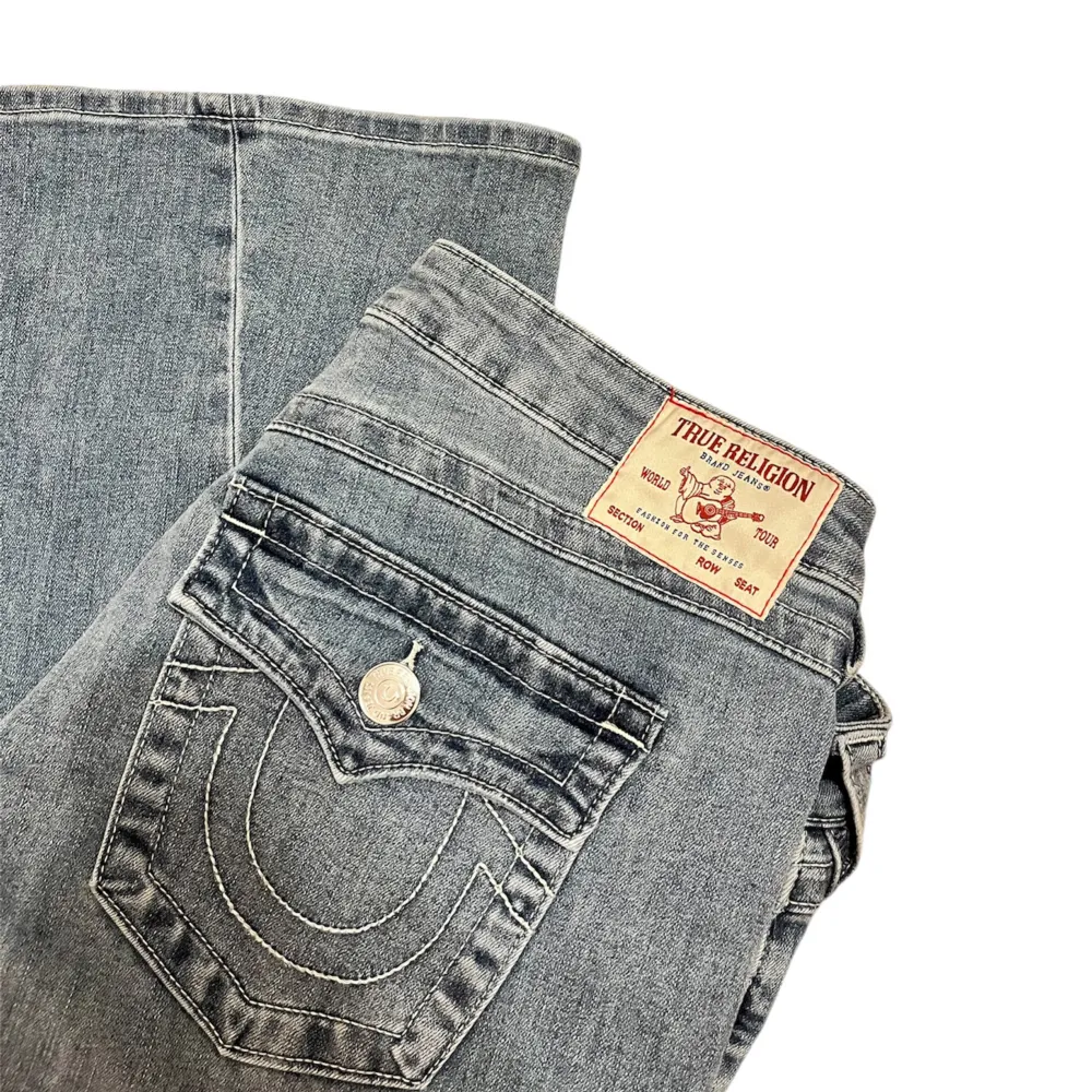 sjukt snygga lowrise flair true religion jeans i modellen ”joey”, jeansen är helt nya och oanvända, endast testade🫶🏼 första bilden är från Nelly, nypris 1299 kr💕 säljer då dom var för stora på mig, skriv gärna om du har frågor 🩷vet inte varför dom ser grå ut på bild men dome ljusblå!. Jeans & Byxor.