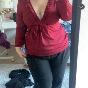 Blus - Sällan använd vinröd, tunn och härlig blus