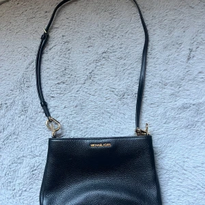 Michael kors crossbody Adele  - Helt oanvänd jättefin väska som passar bra till både fest och vardags! Den är inte jättestor men väldigt rymlig! Nypris är ca 2800kr 