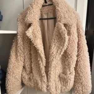 Hm jacka - Jätte cool lurvig teddy jacka! Den är uppsydd till kortare! Säljer då jag inte använder den längre