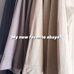 Abaya - Hej! Säljer superfina abayas som passar perfekt nu hösten/vintern😍  Superfina färger 😍 taupe, svart och beige  Onesize passar de flesta   Kolla in instagram för mer: Nooral_hayaat