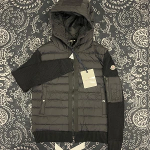 Moncler cardigan  - Säljer nu min moncler cardigan då den har blivit för liten för mig. Inga defekter, självklart äkta. Bild på mitt gamla kvitto finns vid behov. Tveka inte att höra av er vid minsta intresse. Mvh Filip 