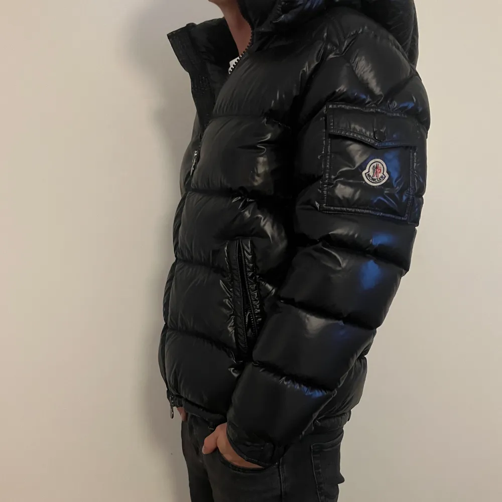 Moncler Maya STRL 4 (XL, men sitter som M/L | Sitter bra på mig som är 184 lång | Nypris runt 18 000kr | Fraktas via PostNord / Instabox. Detta är mer en intressekoll, så kom med prisförslag.🫡. Takit.