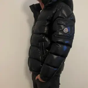 Moncler Maya STRL 4 (XL, men sitter som M/L | Sitter bra på mig som är 184 lång | Nypris runt 18 000kr | Fraktas via PostNord / Instabox. Detta är mer en intressekoll, så kom med prisförslag.🫡