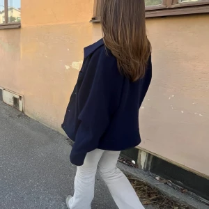 Fin höstjacka🤎 - Jättesnygg jacka från Zink! Perfekt för varmare höstdagar eller sena sommarkvällar! Den har både knappar och dragkedja och är därför väldigt skön☺️Längden är 60cm och bredden 55cm 🫶