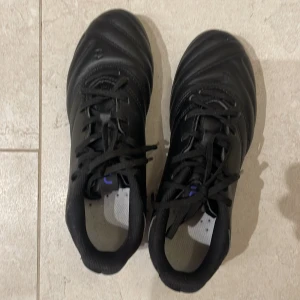 Fotbollsskor  -  Ett par knappt använda fotbollsskor storlek 36. 