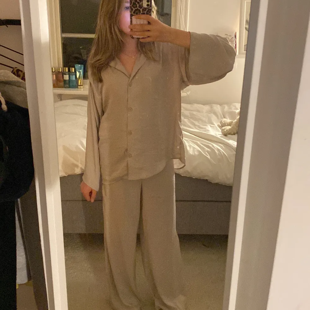 Pyjamas sett från h&m i gott skick, andvänt några få gånger. Grund pris ca 250kr💞. Muu.