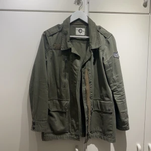 Grön jacka💚 - Militärgrön jacka med detalj på vänstra armen. Super bra skick!🌟