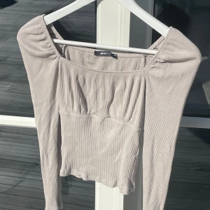 Tröja - Bra skick, väldigt stretchigt material 