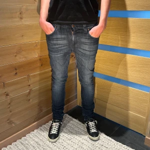 Nudie jeans  - Tja säljer just nu dessa Nudie jeans som är i top skick. Modellen är lite oklar på jeansen men sitter som Grim trim. Modell - 183-(70kg) lite små för han. Skriv för fler frågor/bilder mvh vestimenta😊