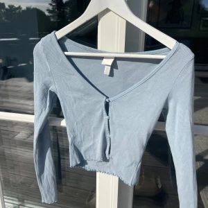 Ljusblå tröja  - Använd en gång