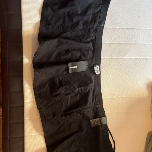 Kort svart weekday-kjol - Aldrig använd kjol. Omlott. Svart. Nypris 450