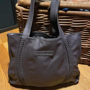 Väska - Super söt Lila brun väska köpt second hand för 400 kr säljer för 150 kr väskan har inga defekter 