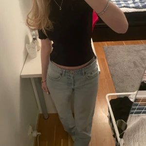 Låga/mid waist jeans - Bygga ljusblåa låga/mid waist jeans i storlek 36 från zara