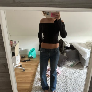 Blå jeans - Säljer ett par klassiska blå jeans i bootcut-stil. 