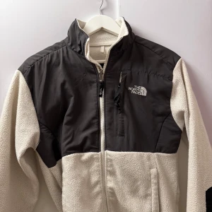 The North Face Teddy Jacka - The North Face Teddy Jacka i storlek S