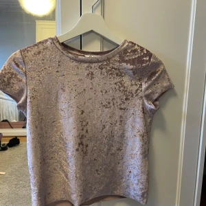 Rosa t-shirt  - Jätte söt rosa t-shirt i fint skick💕storlek 134/140 men rätt stor i storleken.