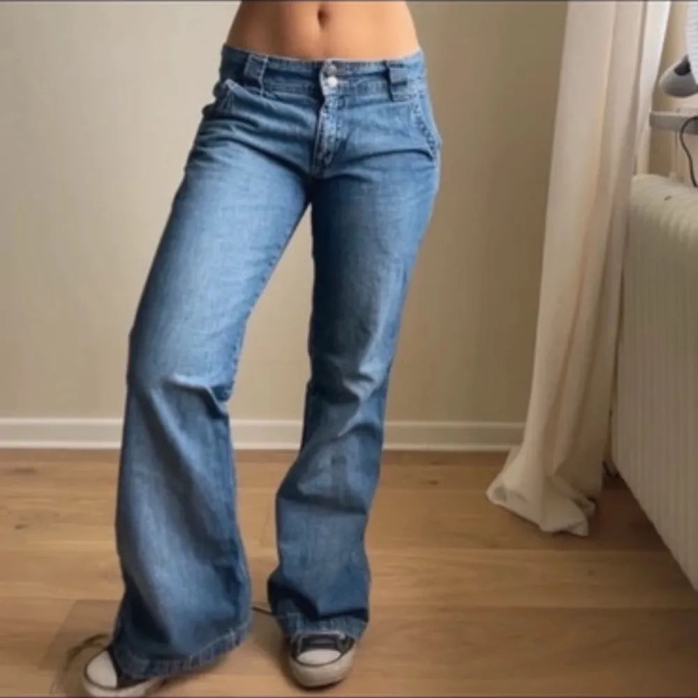 Mycket fina utsvängda jeans som tyvärr inte kommer till användning. Jeans & Byxor.