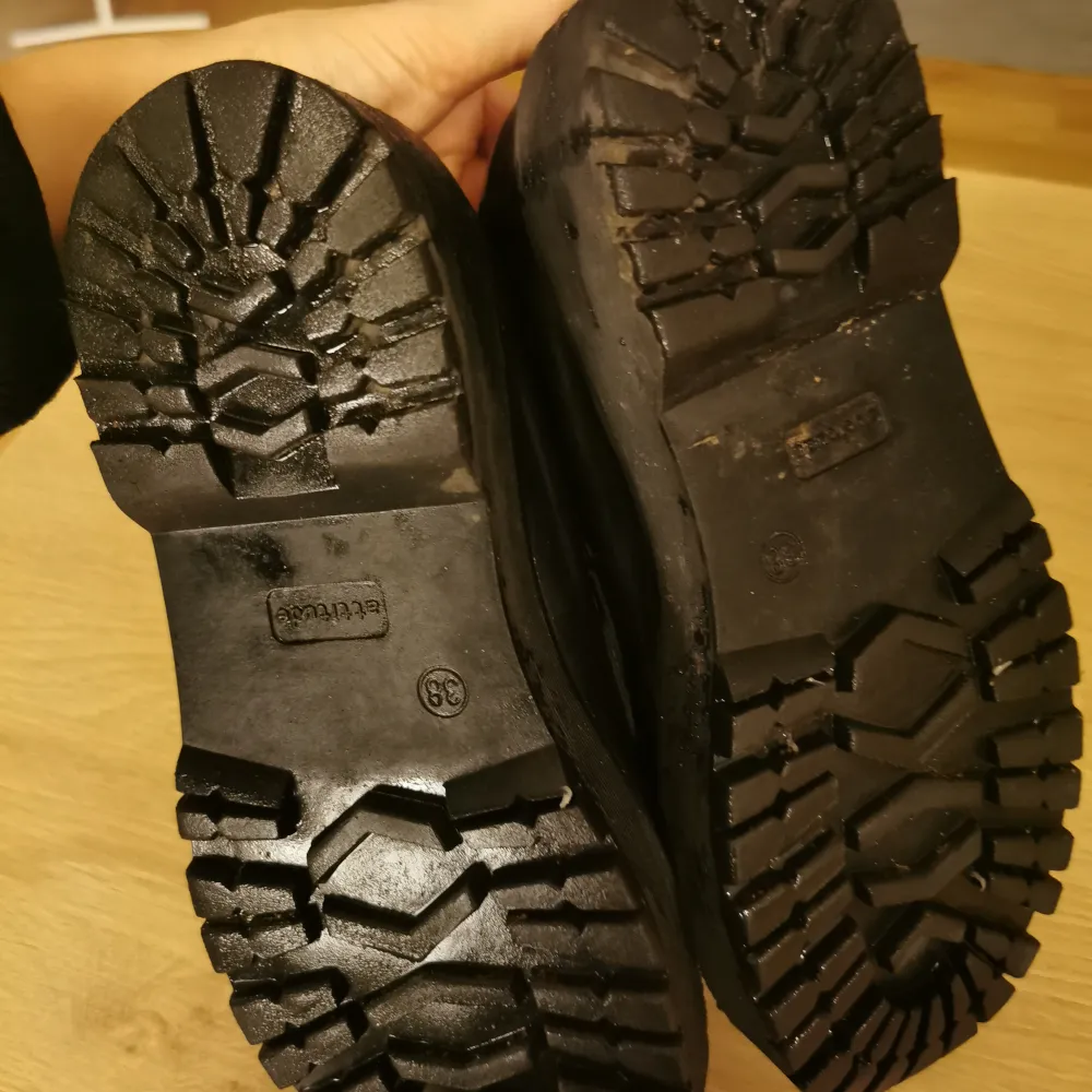 Chunky loafers stl 38 från attitude. Sköna och snygga på och passar till allt 😊 Använda men i fint skick! Finns i Hökarängen . Skor.