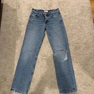 Zara jeans  - Väldigt fina jeans från zara, då dom tyvärr är för små för mig måste dom tyvärr säljas. Mycket använda men inga större skalor utan de hålet i backfickan. Men annars väldigt fina. 