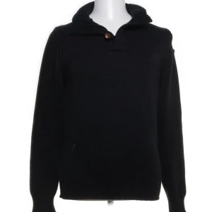 Stickad dröja  - En stickad tröja från ZARA. Den är storlek M och är i fint skick. Hör av dig för fler bilder. 