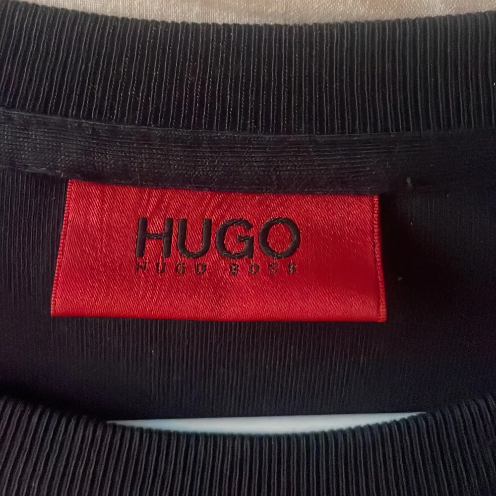 Tja, säljer en Hugo boss tröja, Logan står åt andra håll men den är äkta. Den passar bäst ifall man är runt 174-179cm lång. Skriv för minsta lilla fundering. 😁. Hoodies.