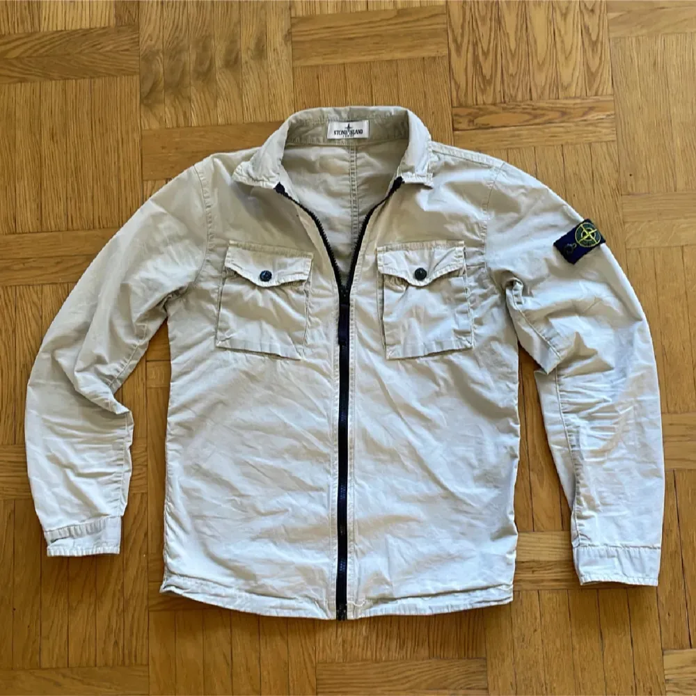 Tja! Säljer denna Stone island overshirt jacka då den inte kommer till användning | storlek 164 men passar bra på mig som är 172 | hör av er vid frågor!! 🤩. Jackor.