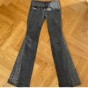 Jeans - Supersnygga diesel jeans som är omsydda till bootcut med ett par leopardjeans, jag har precis köpt dem av en tjej här på plick men jeansen var försmå tyvärr. Bilderna är lånade💘midjemått: 35cm tvärs över (70 cm omkrets). Innerbenslängd: 84cm
