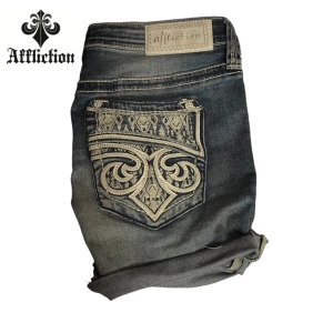 TVÄÄÄÄR FETA AFFLICTION SHORTS - jag älskar mina affliction shorts men nu är det inte sommar längre och jag behöver pengar till att köpa vanliga jeans😞🙏 SNÄLLA KÖP JAG BEHÖVER PENGAR