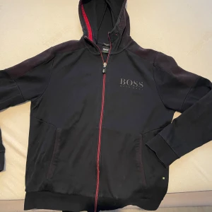 BOSS Hoodie  - I använt skick .. snöret till luvan är borta 