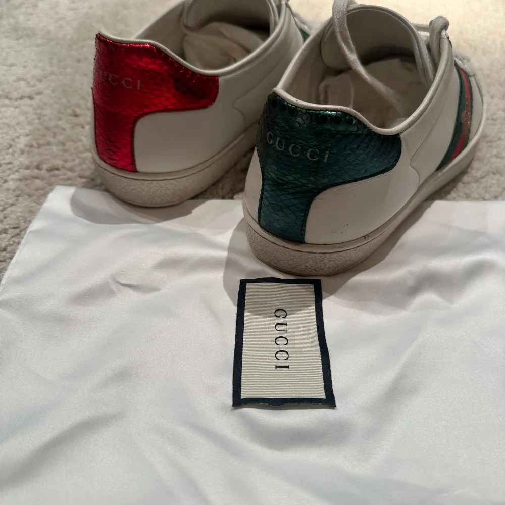 Gucci ace storlek 38.5 passar 39 också. Super fint skick knappt använda. Pris 1599kr ink dustbag . Skor.