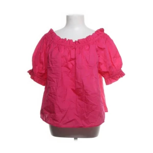 Rosa off shoulder blus💕 - Köpt på Sellpy men aldrig använd av mig, väldigt bra skick