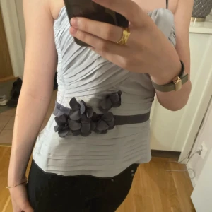Söt topp - Söt topp med blom detaljer❤️ Den är i storlek M men sitter bra på mig som har S.