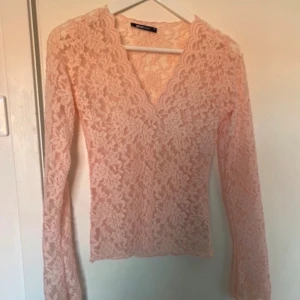 Gina tricot topp - Söt rosa topp från Gina tricot i storlek XS. Använder ca 2 gånger så i jättebra skick.  