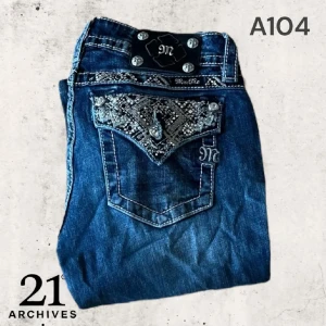 Miss me jeans - Säljer mina miss me boot cut jeans i jätte fint skick, bilderna e från personen jag köpte byxorna från. Storlek 28. Midja 36 cm rakt över, innerbenslängd 70 cm. Pris kan diskuteras vid snabbt köp 