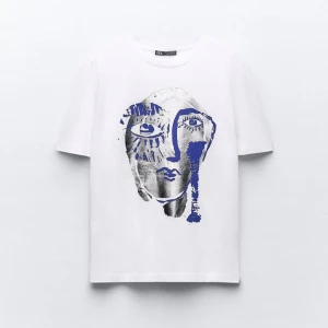 Zara T-shirt - Knappt använd zara t shirt💙 Köparen står för frakten. Skriv privat för egna bilder😊