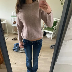 Acne studios stickad tröja  - Skit snygg rosa stickad tröja fårn acne studios. Krympt lite i tvätt. Ulltröja. Finns video ute på tiktok- wardrobe.sthlm💕