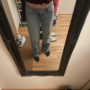 Low waist jeans  - Lågmidjade jeans som är lite mer åt de baggy hållet, de är använda 2 gpnger💓