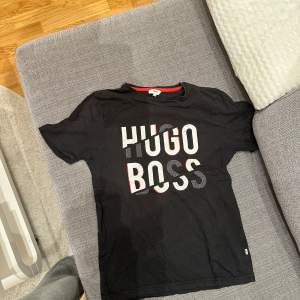 Hugo boss (storlek 14 år)- 80kr Levis (storlek 170)- 80kr Bläck (storlek S)- 80kr Peak Performance (storlek 170)- 80kr