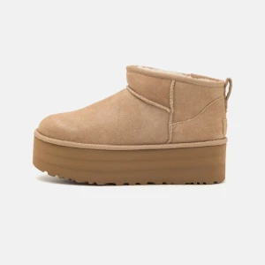 Söker ugg mini plattform i färg sand  - OBS söker dessa Uggs så billigt som möjligt vid snabb affär så hör av er om ni säljer dessa Uggs i färgen sand dem ska helst vara äkta 