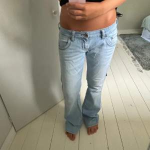 Sjukt najs lågmidjade jeans! Säljer då det är lite för stora för mig. Innerbenslängd: 82 cm.  