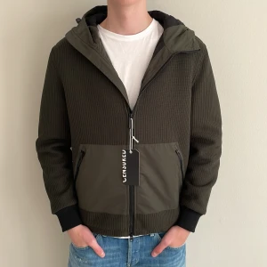 Cardigan - Säljer denna riktigt sköna cardigan som passar perfekt till hösten/vintern! | Storleken är M - Skick 10/10 den är helt ny - Vårat pris: 899kr - Nypris: +2,600kr - Modellen är -188cm och väger 71kg - Hör av dig vid frågor eller funderingar!